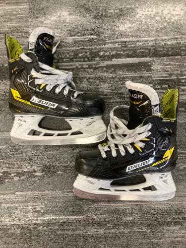 Junior Bauer Supreme M4 Hockey Skates Extra Wide Width Size 2.5 (Used)