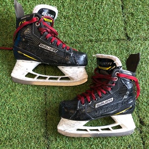 Junior Bauer Supreme M1 Hockey Skates Regular Width Size 2.5 (Used)