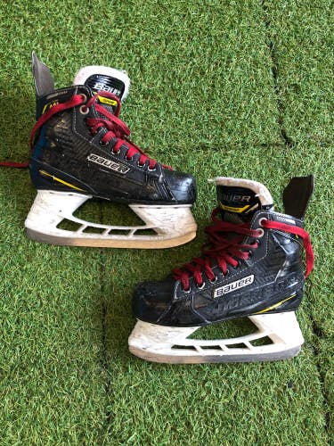 Junior Bauer Supreme M1 Hockey Skates Regular Width Size 2.5 (Used)
