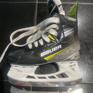 Bauer Hockey Skates Extra Wide Width Size 1.5 (Used)