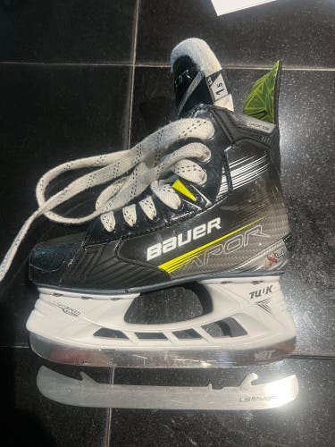 Bauer Hockey Skates Extra Wide Width Size 1.5 (Used)