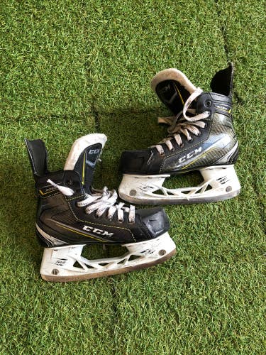 Junior CCM Tacks 9060 Hockey Skates Regular Width Size 1.0 (Used)