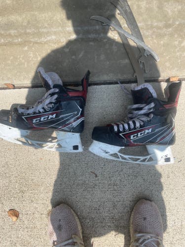 CCM JetSpeed FT490 Hockey Skates Regular Width 7 (Used)