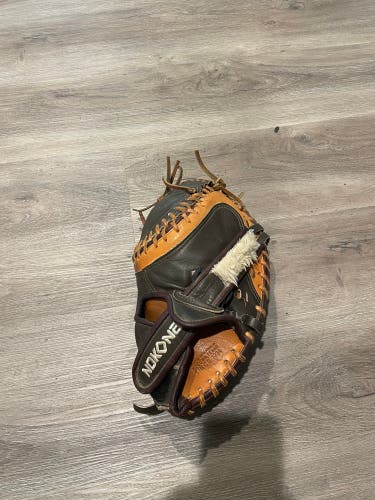 Nokona RH Catcher's Glove 32.5" (Used)