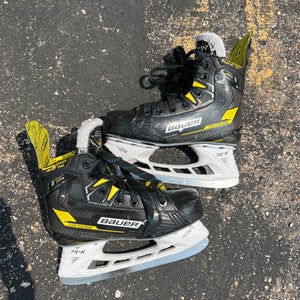 Junior Bauer Supreme M4 Hockey Skates | Size 3.5