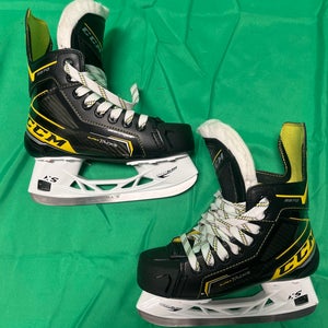CCM Super Tacks 9370 Hockey Skates| Junior  2.5 (Regular)