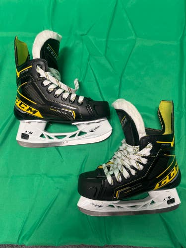 Junior CCM Super Tacks 9370 Hockey Skates Regular Width Size 2.5 (Used)