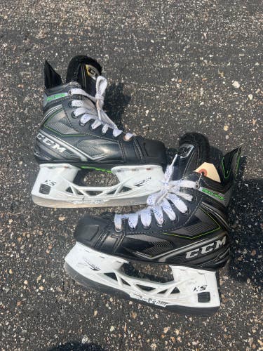 Junior CCM Ribcor Maxx Plus Hockey Skates Regular Width Size 1.5 (Used)