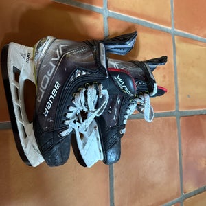 Bauer Vapor Hyperlite Hockey Skates Regular Width  Size 4.5 (Used)