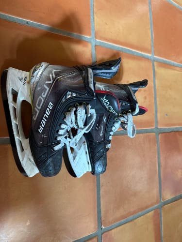 Bauer Vapor Hyperlite Hockey Skates Regular Width Size 4.5 (Used)