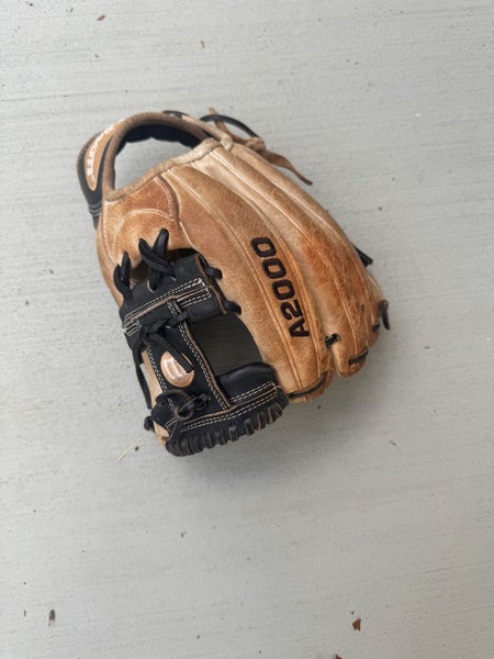 Wilson RH A2000 Baseball Glove 11.75" (Used)