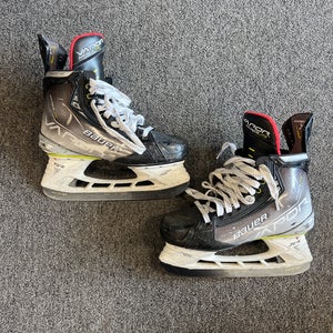 Intermediate Bauer Vapor Hyperlite Hockey Skates Size 5.5 (Used)