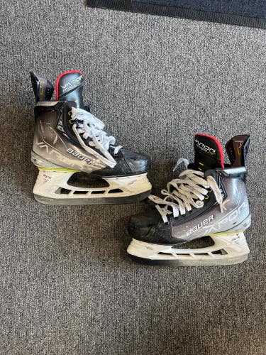 Intermediate Bauer Vapor Hyperlite Hockey Skates Size 5.5 (Used)