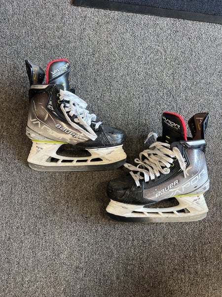 Intermediate Bauer Vapor Hyperlite Hockey Skates Size 5.5 (Used)