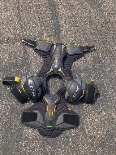 Small Senior CCM Tacks 9080 Shoulder Pads (Used)