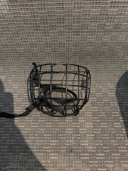 Used CCM FM10 Black Cage – Junior Type 1