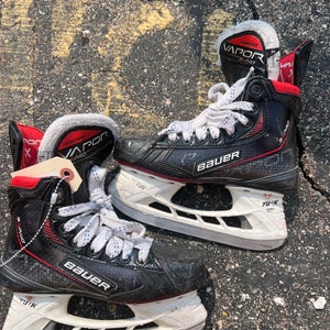Junior Bauer Vapor 3X Pro Hockey Skates Regular Width Size 1.5 (Used)