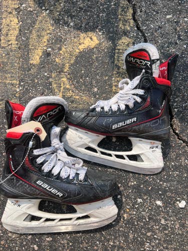 Junior Bauer Vapor 3X Pro Hockey Skates Regular Width Size 1.5 (Used)