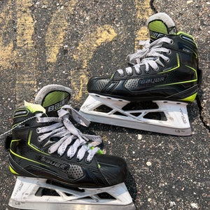Junior Bauer GSX Hockey Goalie Skates Size 2.5 (Used)