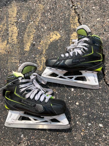 Junior Bauer GSX Hockey Goalie Skates Size 2.5 (Used)