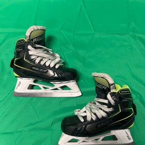 Junior Bauer GSX Hockey Goalie Skates Regular Width Size 2.5 (Used)