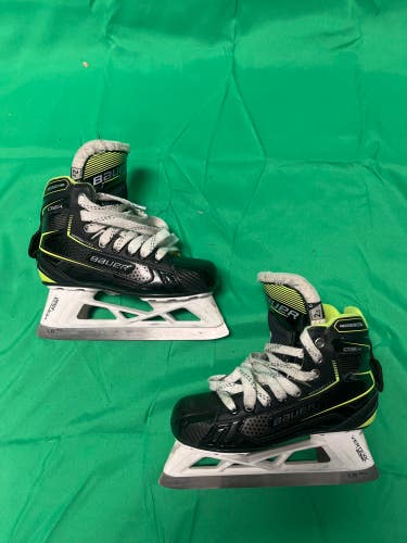 Junior Bauer GSX Hockey Goalie Skates Regular Width Size 2.5 (Used)