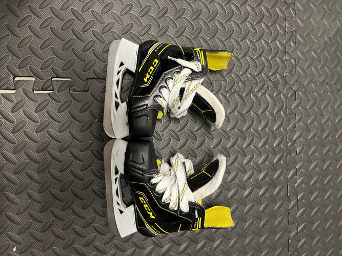 2022 CCM Super Tacks Hockey Skates Regular Width 8 (Used)