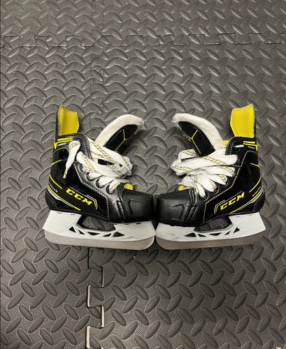 2022 CCM Super Tacks Hockey Skates Regular Width 8 (Used)