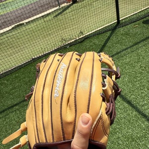 Akadema RH Baseball Glove 11.5" (Used)
