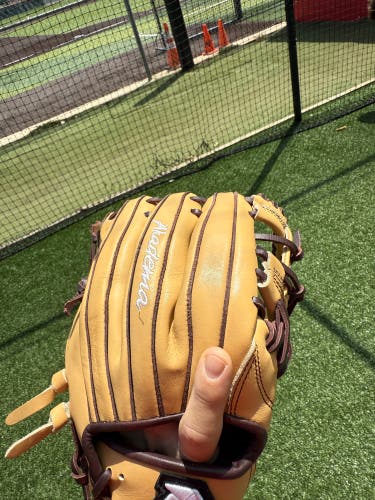 Akadema RH Baseball Glove 11.5" (Used)