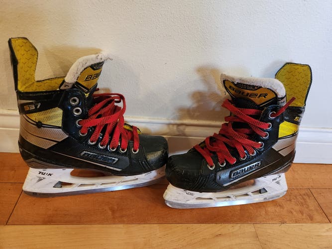 Bauer Supreme S37 Hockey Skates Size 4 (Used)