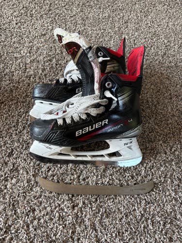 2024 Bauer Vapor 4 Hockey Skates Regular Width Size 5 (Used)