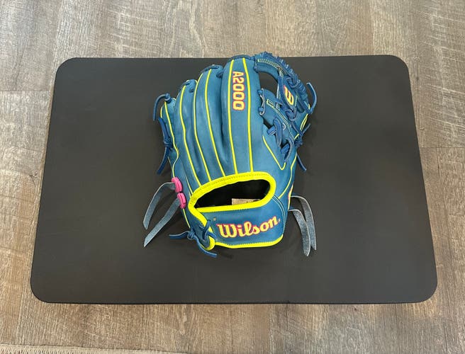 Wilson RH Infield A2000 Baseball Glove 11.5" - Broken In