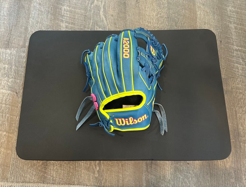 Wilson RH Infield A2000 Baseball Glove 11.5" - Broken In