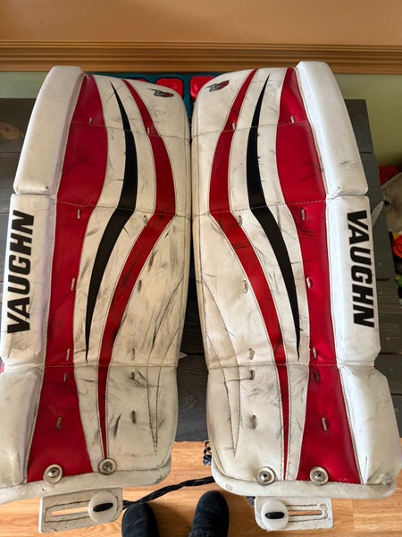 26"  Vaughn Vaughn V7 XR Goalie Leg Pads (Used)