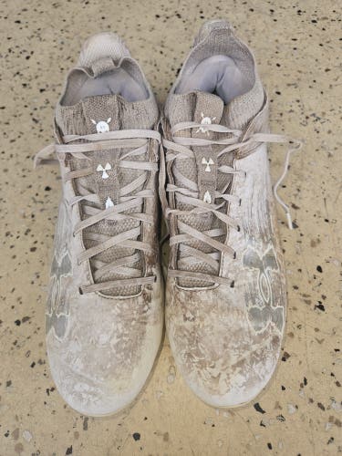 White Men's Adult Size M 10.0 (W 11.0) Under Armour Low Top Molded Cleats (Used)