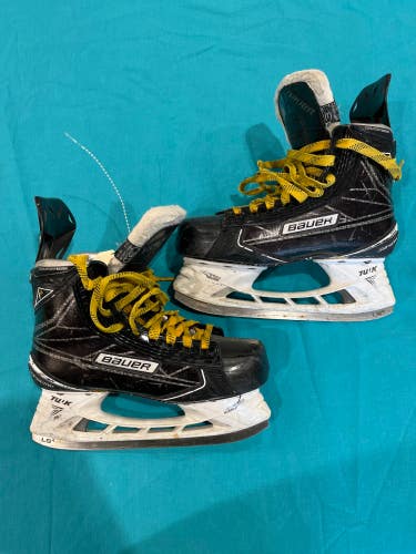 Junior Bauer Supreme 1S Hockey Skates Regular Width Size 3 (Used)
