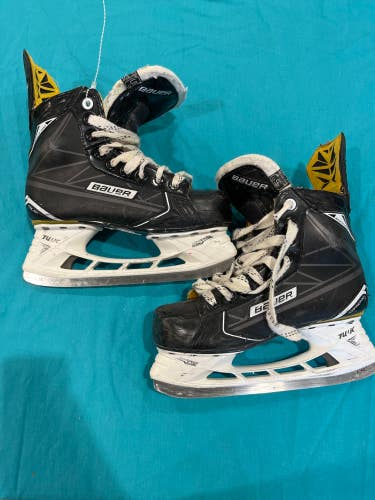 Intermediate Bauer Ignite Pro Hockey Skates Regular Width Size 5 (Used)