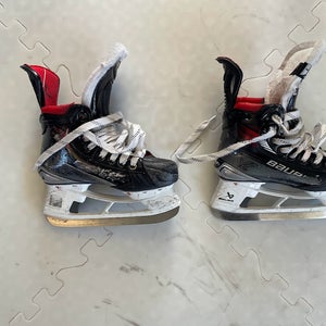 2023 Bauer Vapor X5 Pro Hockey Skates Regular Width Size 1 (Used)
