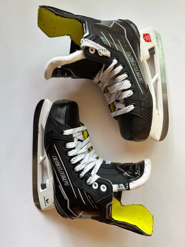 Bauer Supreme Hockey Skates Regular Width   Size 5.5 (Used)