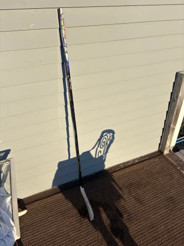 USED ONCE, WARRANTY AVAILABLE Bauer Vapor FlyLite Left Hand Hockey Stick P28
