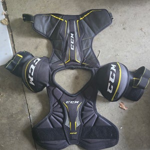 Medium Junior CCM Tacks 9040 Shoulder Pads (Used)