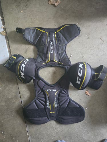Medium Junior CCM Tacks 9040 Shoulder Pads (Used)