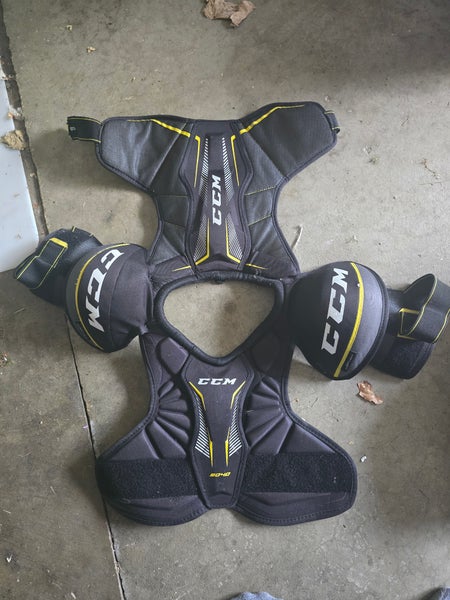 Medium Junior CCM Tacks 9040 Shoulder Pads (Used)