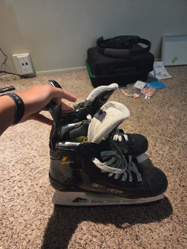2022 Bauer Supreme M5 Pro Hockey Skates Narrow Width 7.5 (Used)
