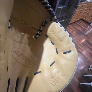 2025 Wilson RH Catcher's A2000 Baseball Glove 34" (New)