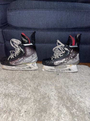 Bauer Vapor Hyperlite Hockey Skates Regular Width  7 (Used)