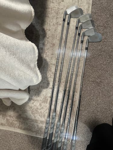 Titleist 2023 T200 Right Handed Iron Set Stiff Flex (Used)