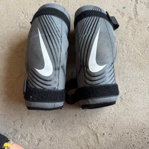 Medium Youth Nike Vapor Arm Pads (Used)