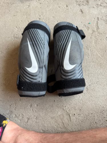 Medium Youth Nike Vapor Arm Pads (Used)